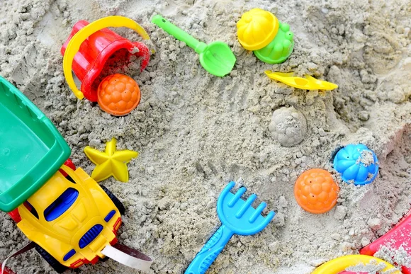 Spielzeug im Sandkasten